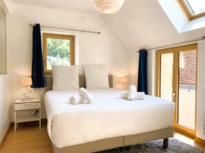 3 habitaciones, escritorio y tabla de planchar con plancha 