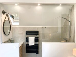 Shower, hair dryer, towels, soap - Le troglo des Cromignons (Vouvray)