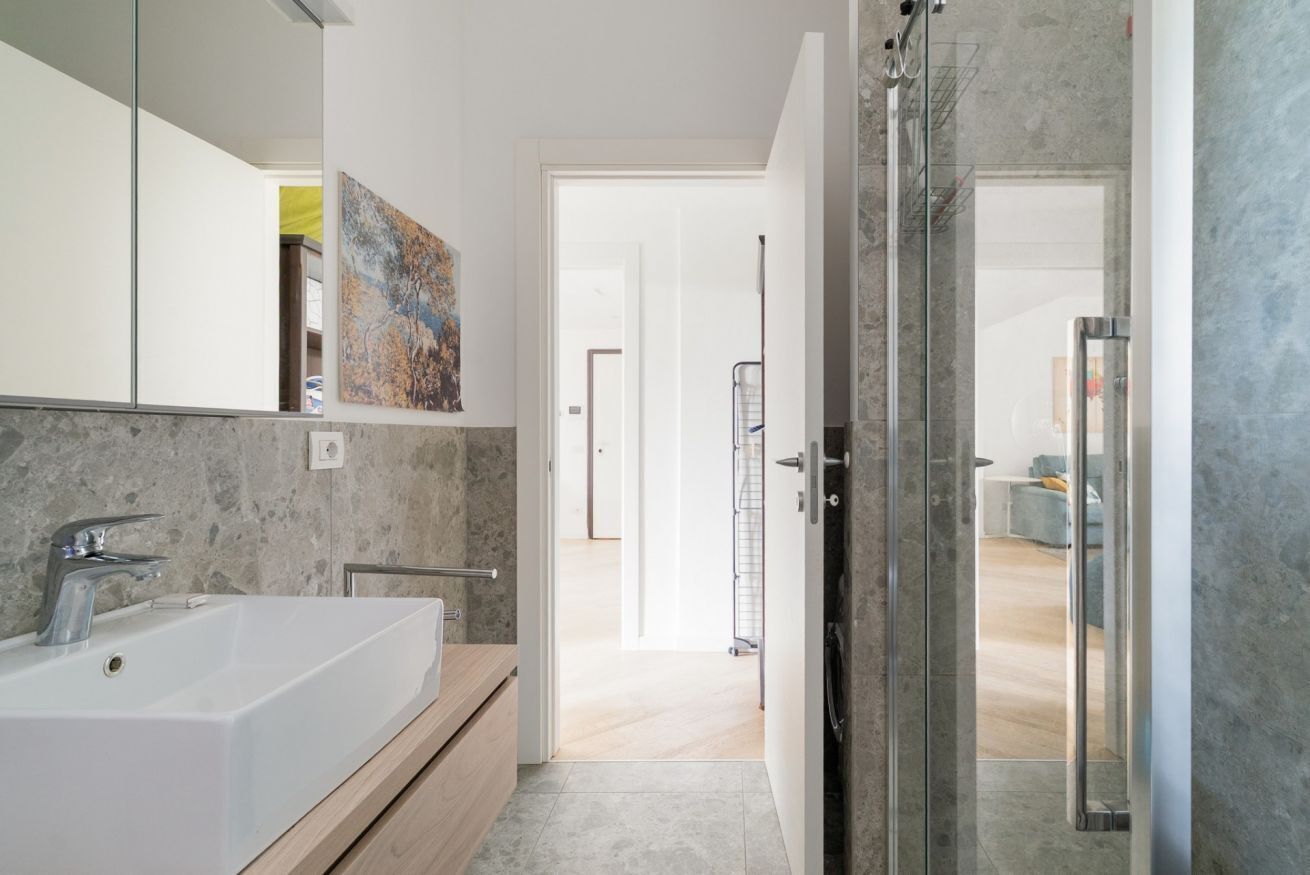 Douche, sèche-cheveux, bidet, serviettes fournies