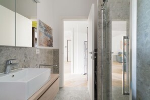 Regadera, secadora de cabello, bidet, toallas 