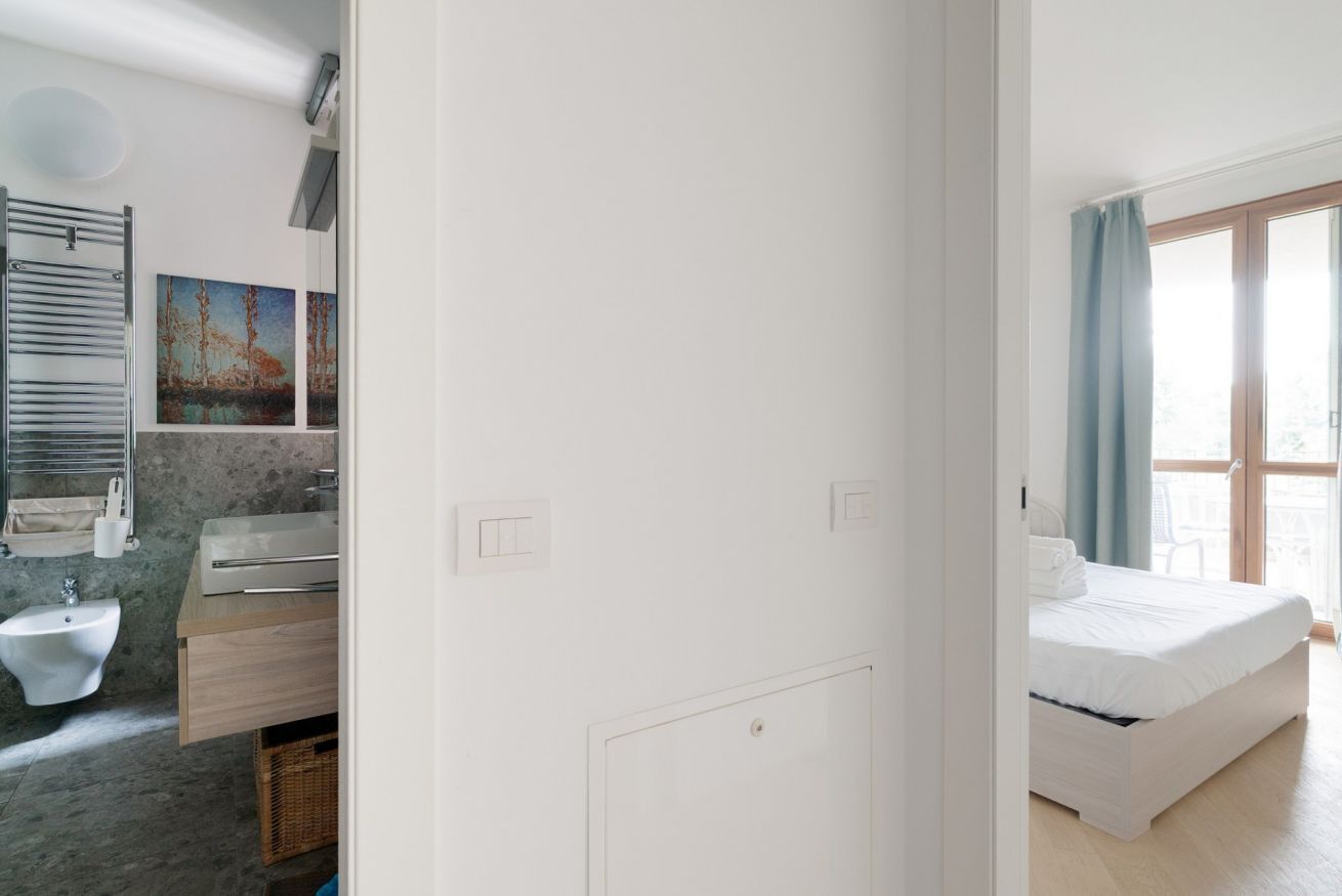 Une salle de bain moderne équipée d’une douche, d’un lavabo et de toilettes.