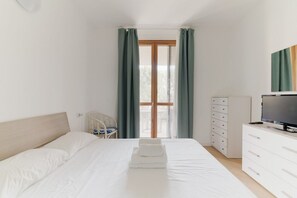 2 bedrooms, desk, iron/ironing board, travel crib