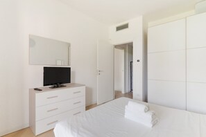 2 habitaciones, escritorio y tabla de planchar con plancha 