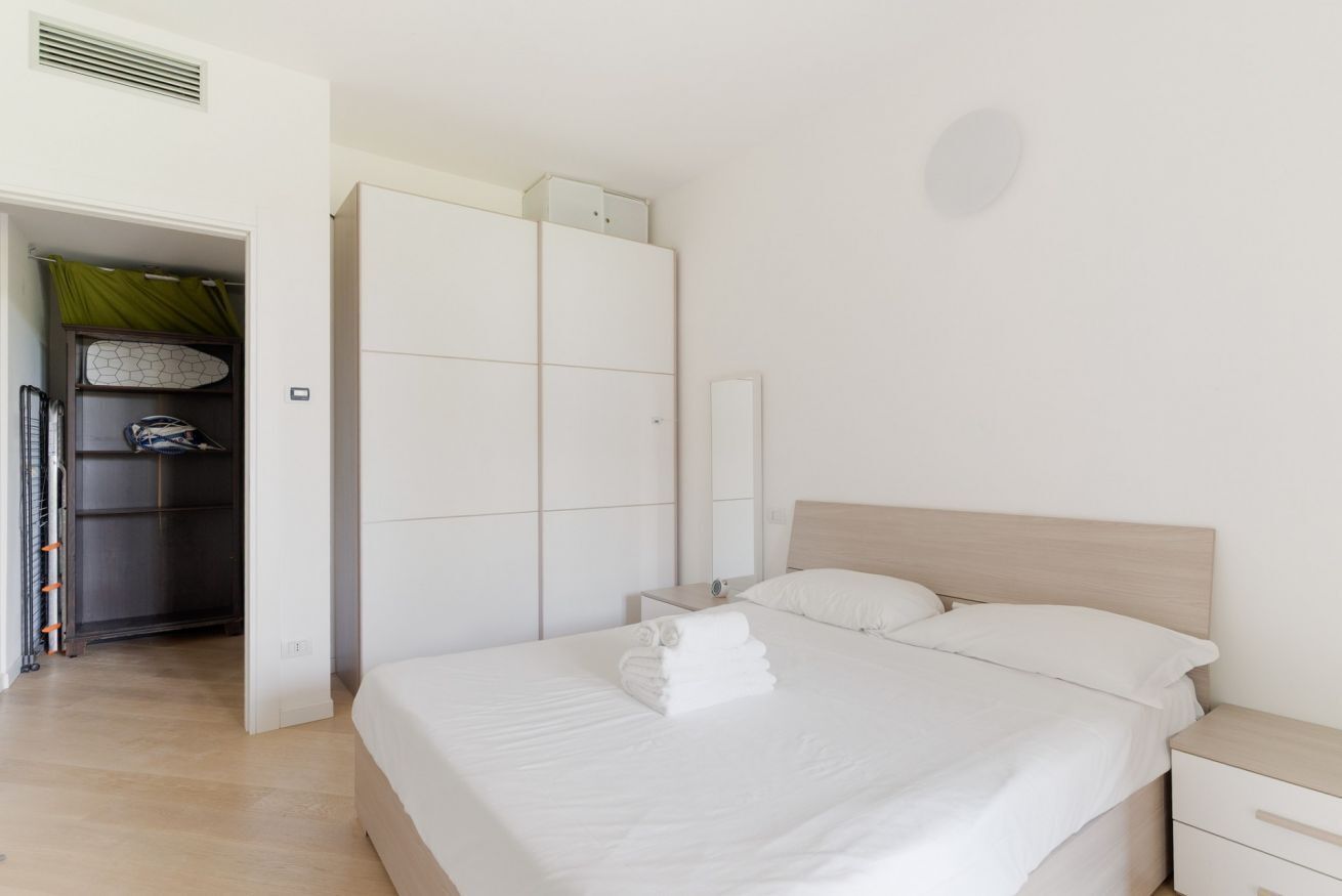2 camere, una scrivania, ferro/asse da stiro, culla da viaggio