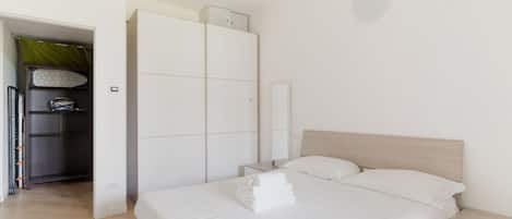 2 chambres, bureau, fer et planche à repasser, lit de bébé portatif