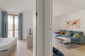 2 habitaciones, escritorio y tabla de planchar con plancha 