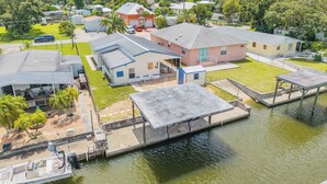 Un quartier résidentiel avec des maisons, un quai et un bateau.