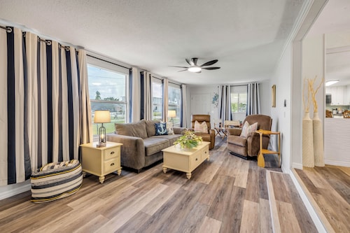 Boater and Fisherman's Paradise. Bring your boat, bring your dog, and enjoy!