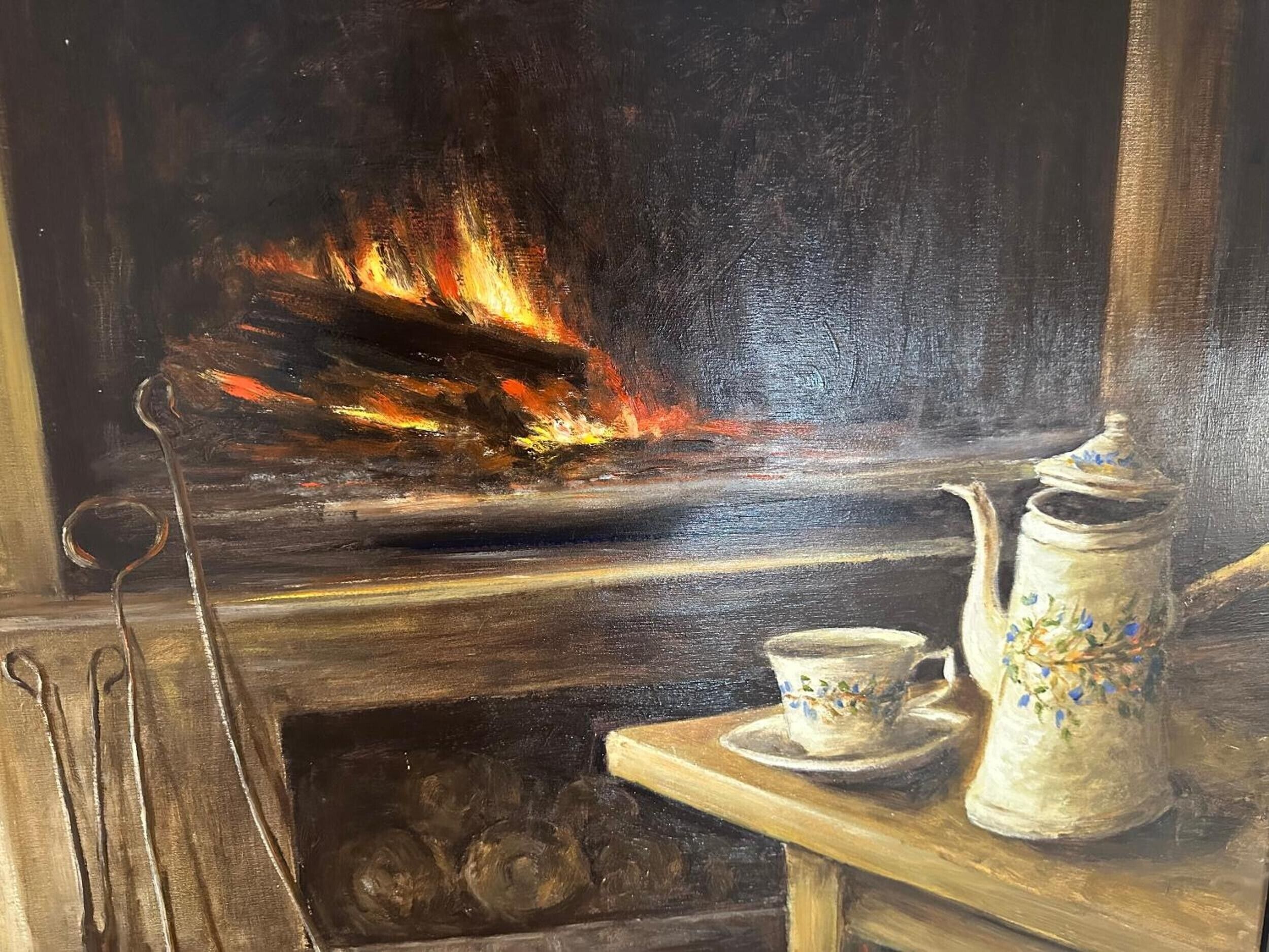 Ein Gemälde eines Kaminfeuers mit Holzscheiten, einem Teekessel und einer Tasse auf einem Tisch.