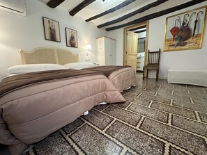 6 bedrooms, WiFi, bed sheets