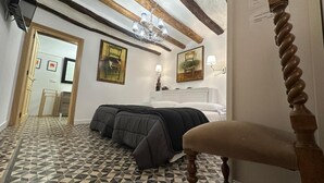 Una habitación con una cama, una silla, una araña y un suelo con diseño.