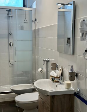 Douche, sĂšche-cheveux, serviettes fournies