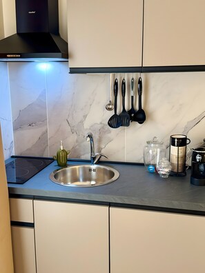 Fridge, stovetop, coffee/tea maker, electric kettle