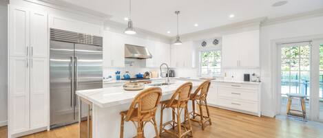 Mikrowelle, Ofen, Herdplatte, Wasserkocher mit Kaffee-/Teezubehör