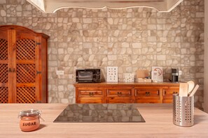 Frigorifero, microonde, forno, piano cottura