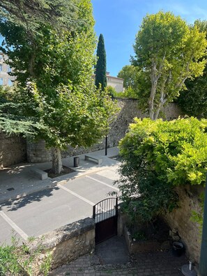 Property grounds - Holiday Home 'Romaine' with Private Terrace and Wi-Fi (La Roque-d'Anthéron)