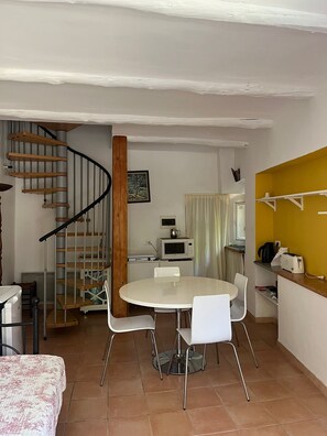 Interior - Holiday Home 'Romaine' with Private Terrace and Wi-Fi (La Roque-d'Anthéron)