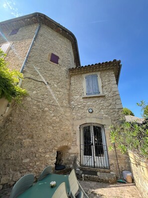 Exterior - Holiday Home 'Romaine' with Private Terrace and Wi-Fi (La Roque-d'Anthéron)