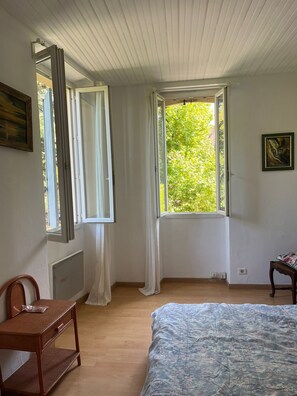 1 bedroom, WiFi, bed sheets - Holiday Home 'Romaine' with Private Terrace and Wi-Fi (La Roque-d'Anthéron)