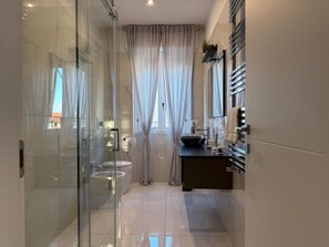 Doccia, asciugacapelli, bidet, asciugamani