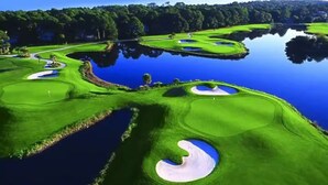 Campo de golf con múltiples bunkers y obstáculos acuáticos.