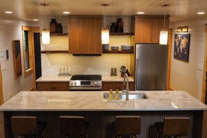 Kühlschrank, Mikrowelle, Ofen, Herdplatte