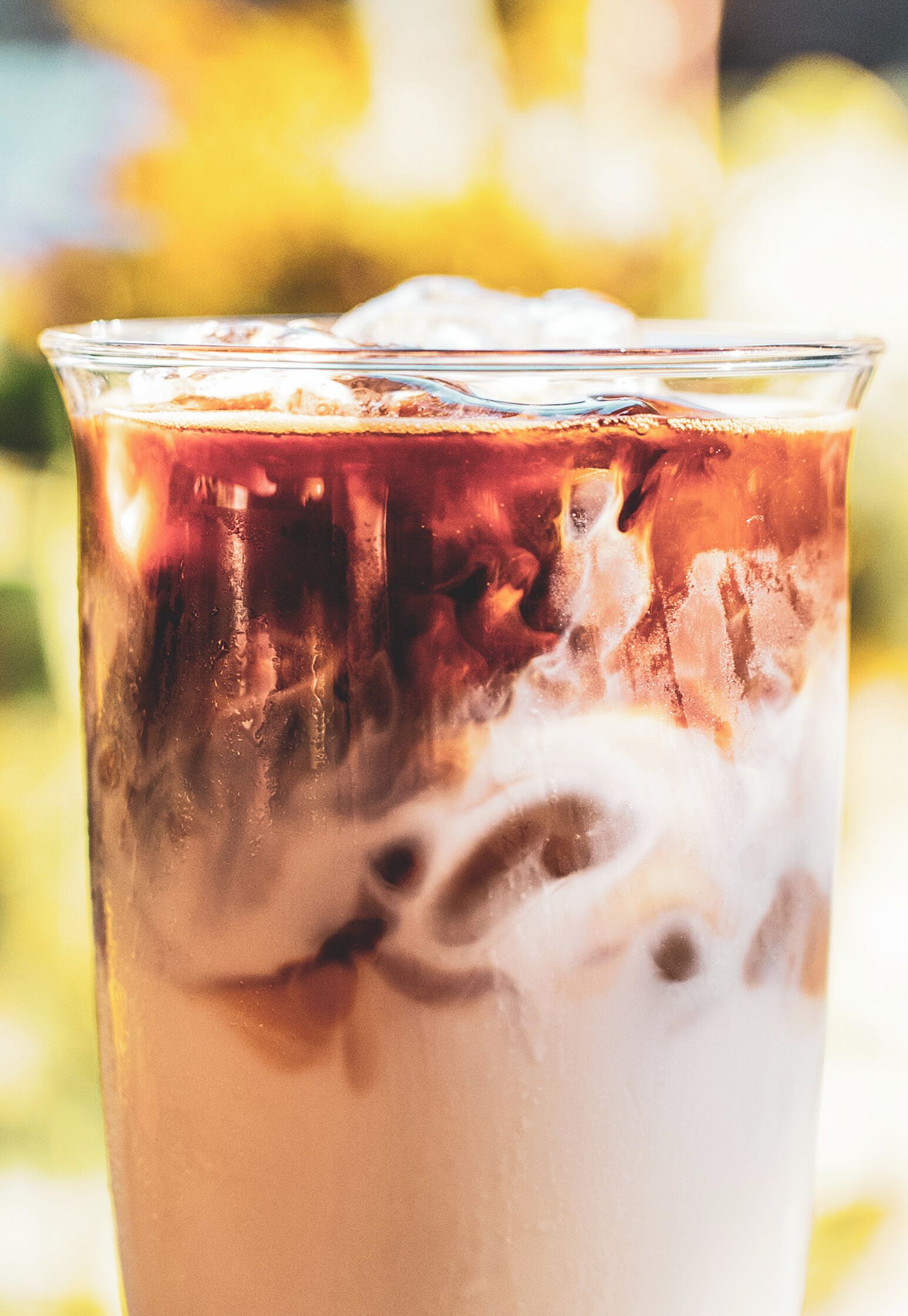 Ein Glas Eistee mit einer klaren Flüssigkeit und Eiswürfeln.