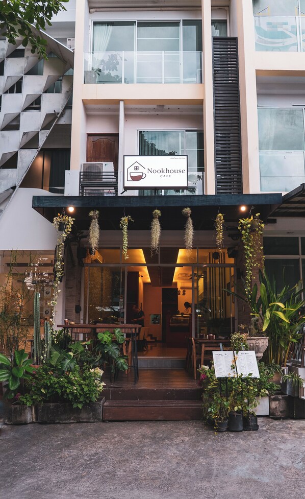 المنشأة من الخارج