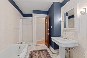 Jetted tub, hair dryer, towels, soap - 5,100 Sq Ft Mansion w/ Firepit & Grill Near Sight & Sound In Lancaster (Lancaster)