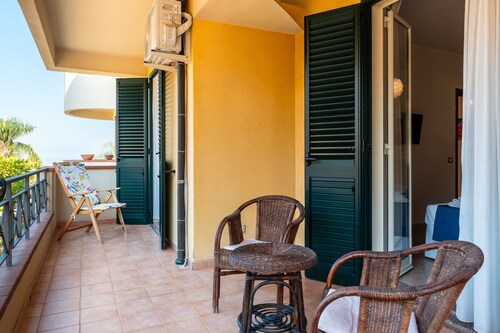 Apartment 'Vacanza Gliaca' with Sea View, Balcony and Air Conditioning