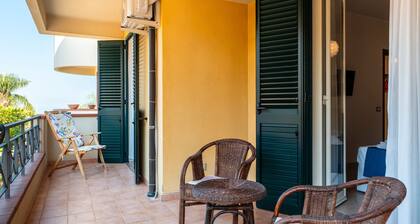 Apartment 'Vacanza Gliaca' with Sea View, Balcony and Air Conditioning