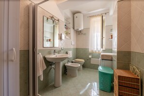 Dusche, Haartrockner, Handtücher