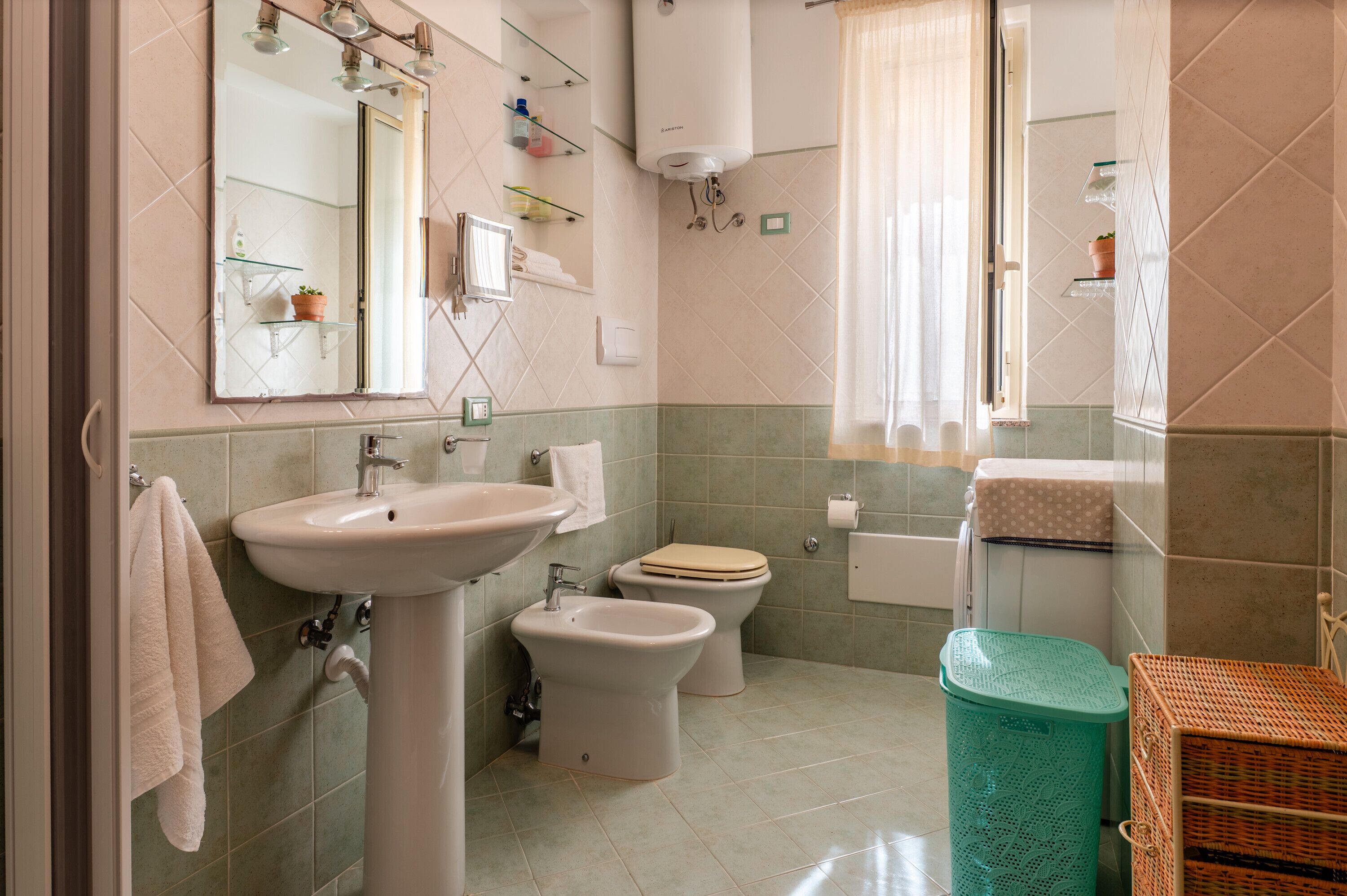 Douche, sèche-cheveux, serviettes fournies