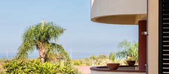 Apartment 'Vacanza Gliaca' with Sea View, Balcony and Air Conditioning