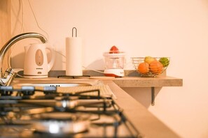 冷蔵庫、電子レンジ、オーブン、コンロ