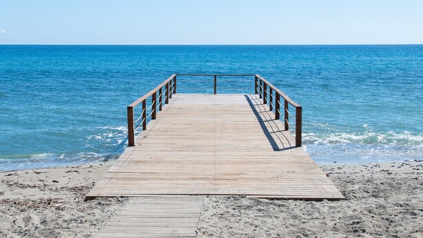 A wooden pier leading to a beach with clear blue water. - Apartment '4 Personne' with Shared Pool, Wi-Fi and Air Conditioning (Cervione)