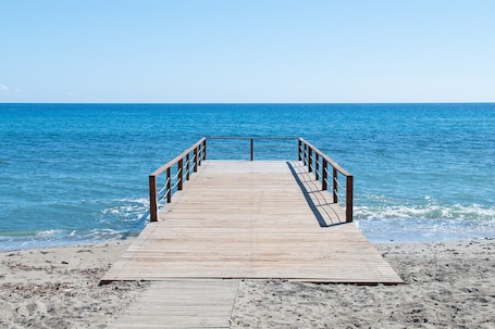 Beach nearby. Apartment '4 Personne' with Shared Pool, Wi-Fi and Air Conditioning