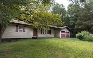 Exterior - Private Poconos Family Rancher (Albrightsville)