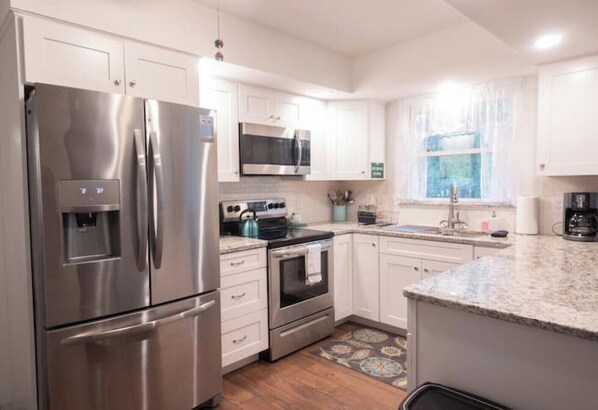 Mikrobølgeovn, ovn, kokeplater og oppvaskmaskin