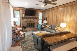 TV, fireplace - Private Poconos Family Rancher (Albrightsville)