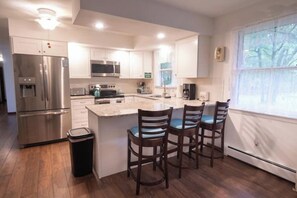 Mikrobølgeovn, ovn, kokeplater og oppvaskmaskin