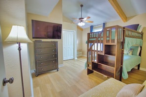 4 bedrooms, iron/ironing board, WiFi, bed sheets