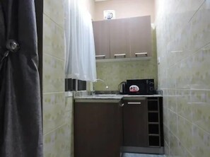Family Apartment, Balcony, City View | Private kitchen | Fridge, microwave, oven, stovetop