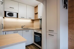 Fridge, microwave, oven, dishwasher - 150m from resort center, 1st floor, view resort, balcony, tv, 57m², La Clusaz (La Clusaz)