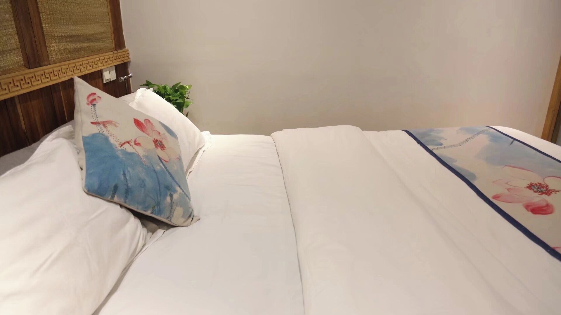 Design Double Room | Free WiFi