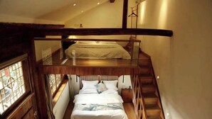 A bunk bed room with a wooden staircase and a window with bars. - yunzhikeshepingyaoguchengxianyadian (Jinzhong)