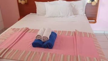1 habitación, tabla de planchar con plancha y ropa de cama