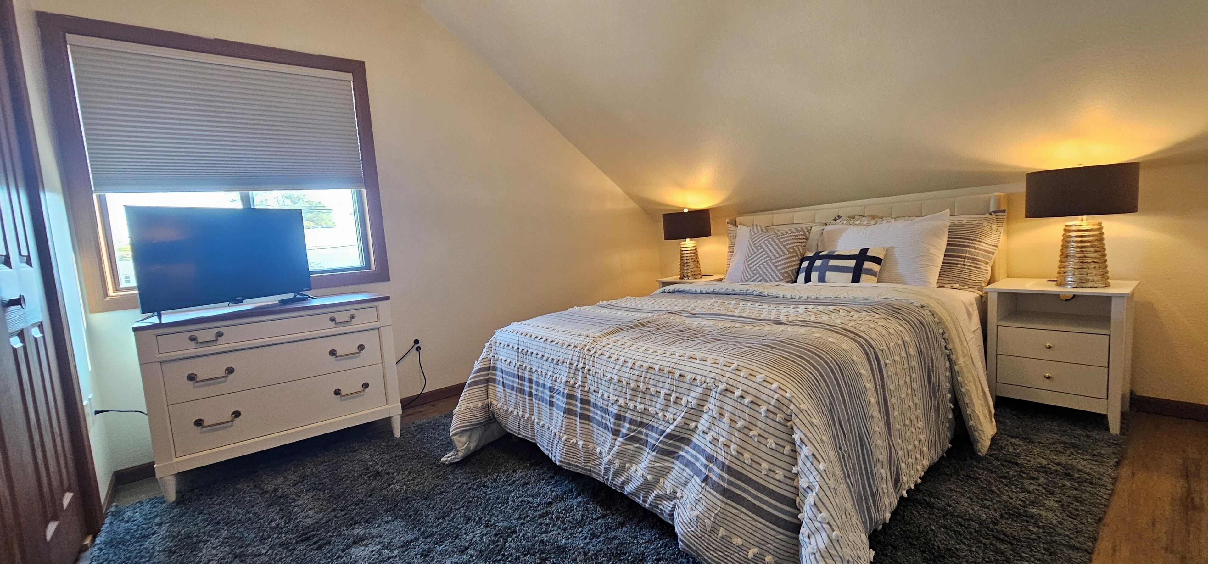 1 dormitorio, tabla de planchar con plancha, wifi y ropa de cama