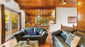 Smart-TV, Kamin, Bücher