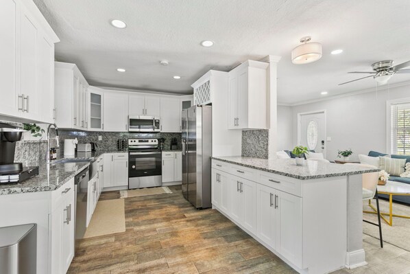 Refrigerador, microondas, horno, placa de cocina